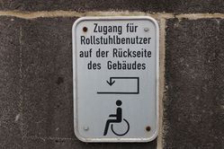 Hinweisschild für Rollstuhlfahrer