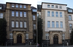 Fassade vor und nach der Renovierung Fassade vor und nach der Renovierung