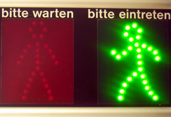 Schild mit leuchtendem Männchen Schild mit leuchtendem Männchen